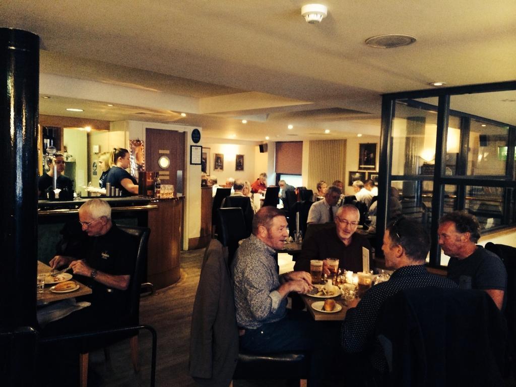 The Pipers' Tryst Hotel 글라스고 외부 사진